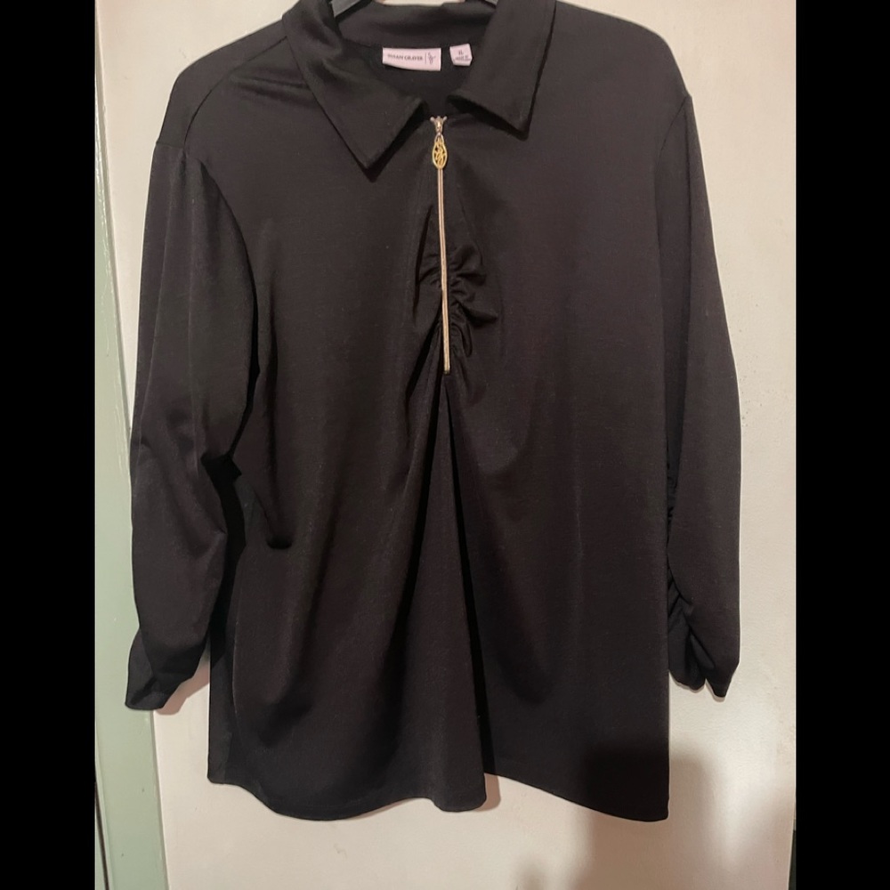 Susan Graver XL Black Top with gold zipper and rusched  sleeves. Liquid knit.